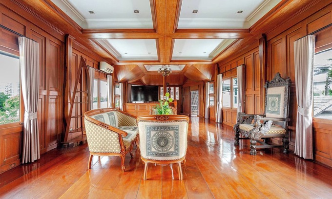 Central Pattaya Villa | Luxury Iconic Royal Boat Pool Villa North Pattaya