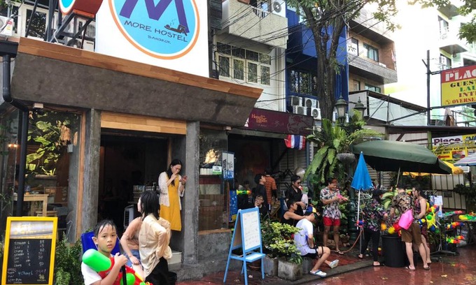Chana Songkhram Hostel | More Hostel @Khaosan