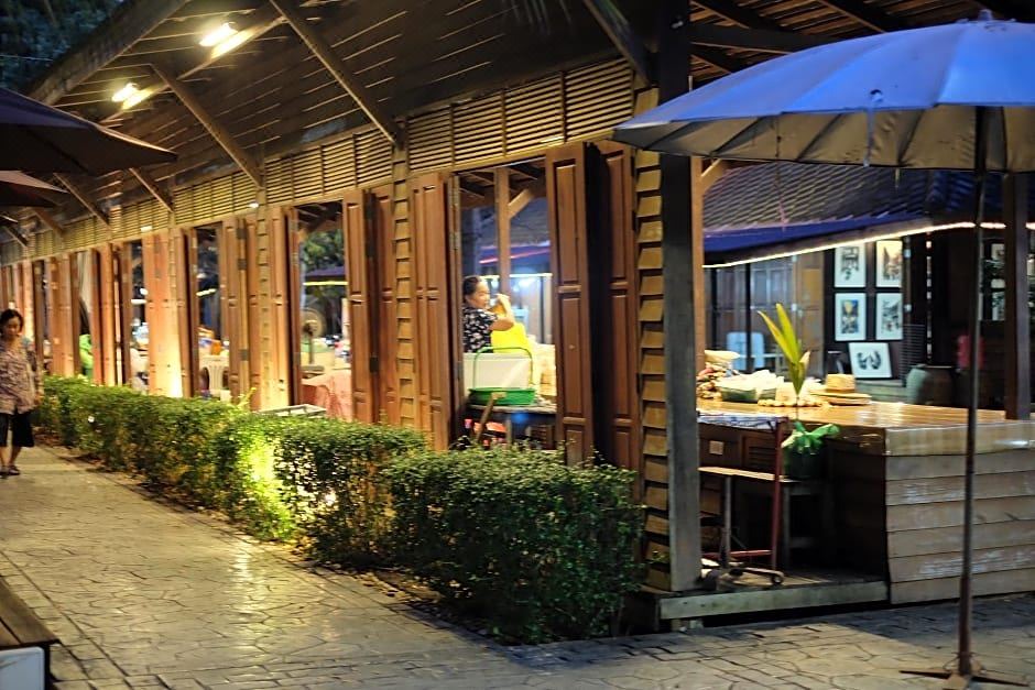 Photo of Buildings in Amphawa