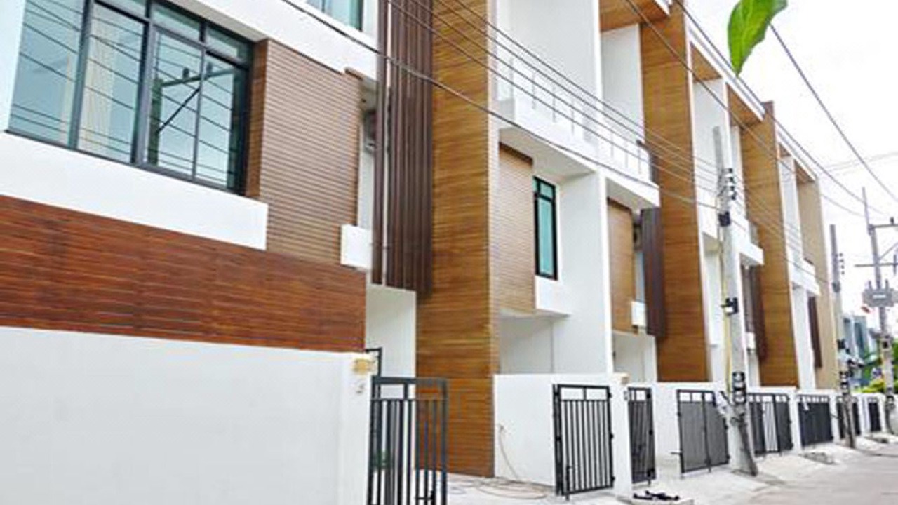 Photo of Buildings in Na Kluea
