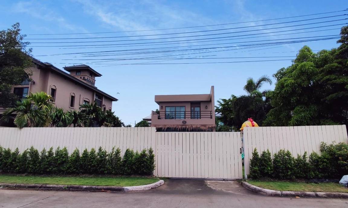 Photo of Buildings in Saen Suk