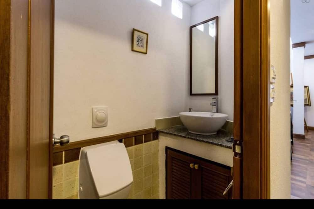Photo of Bathroom in Khlong Toei Nuea