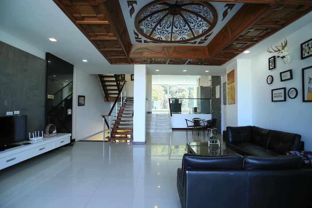 Photo of Livingroom in Nanai Road