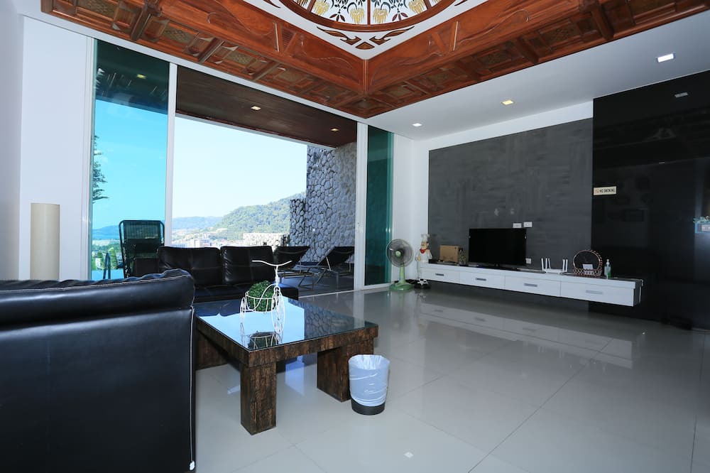 Photo of Livingroom in Nanai Road