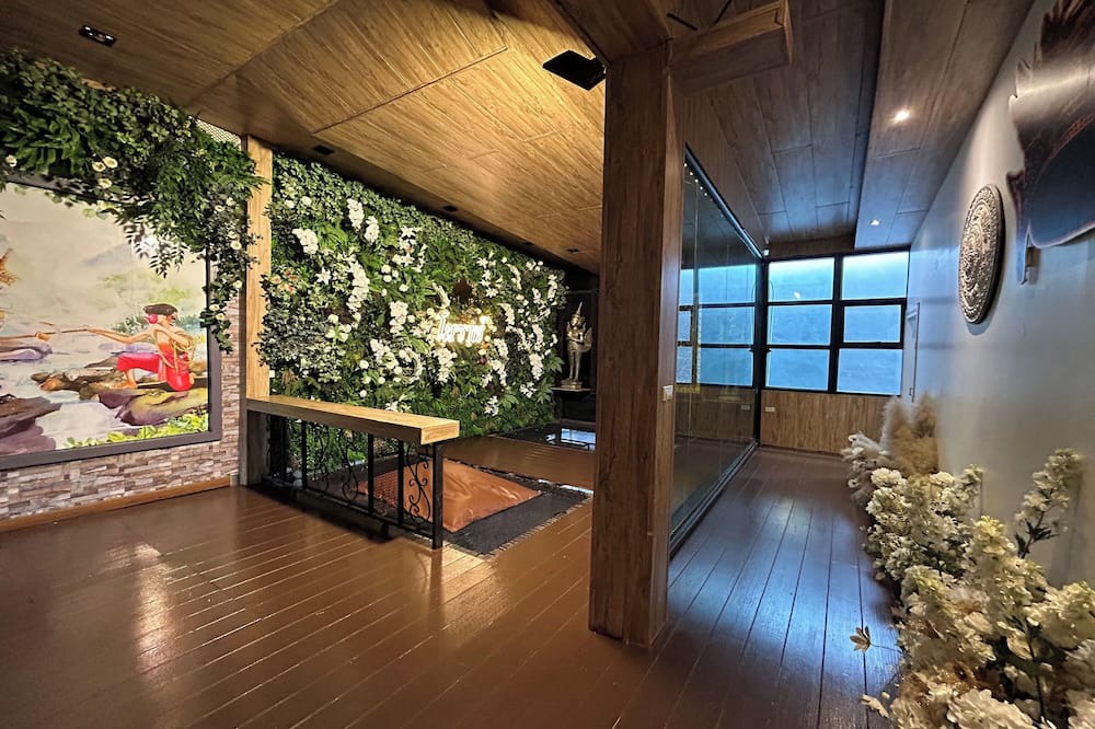 Photo of Livingroom in Na Mom