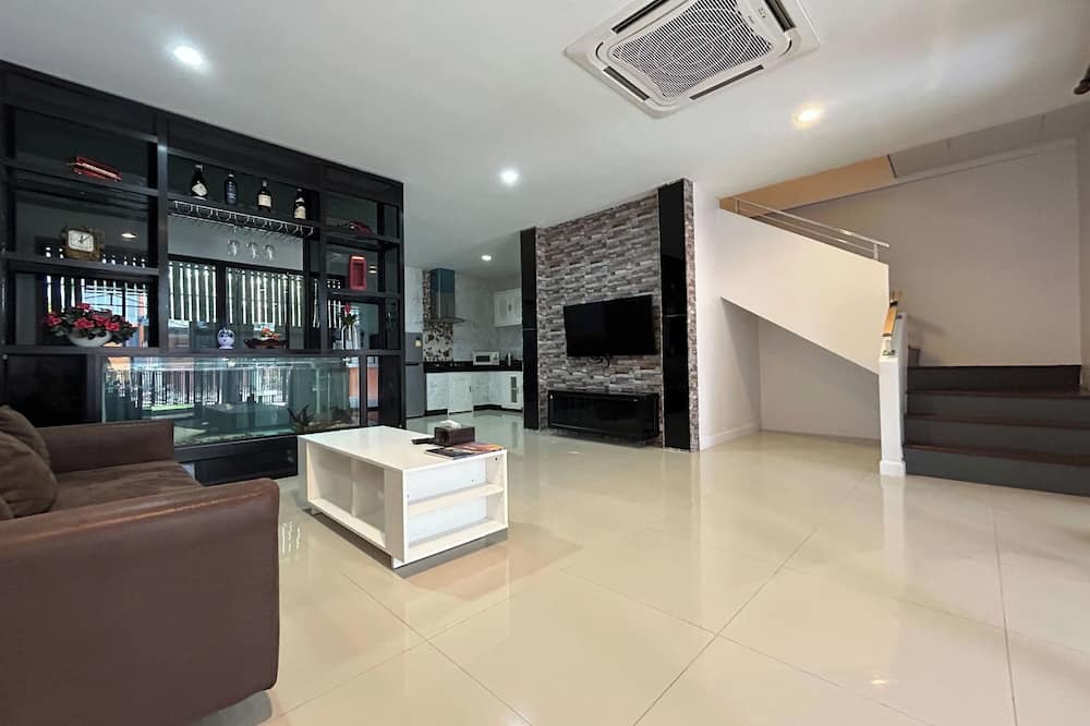 Photo of Livingroom in Na Mom