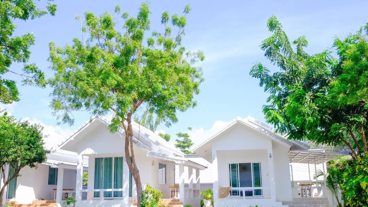 Photo of Buildings in Noen Phra