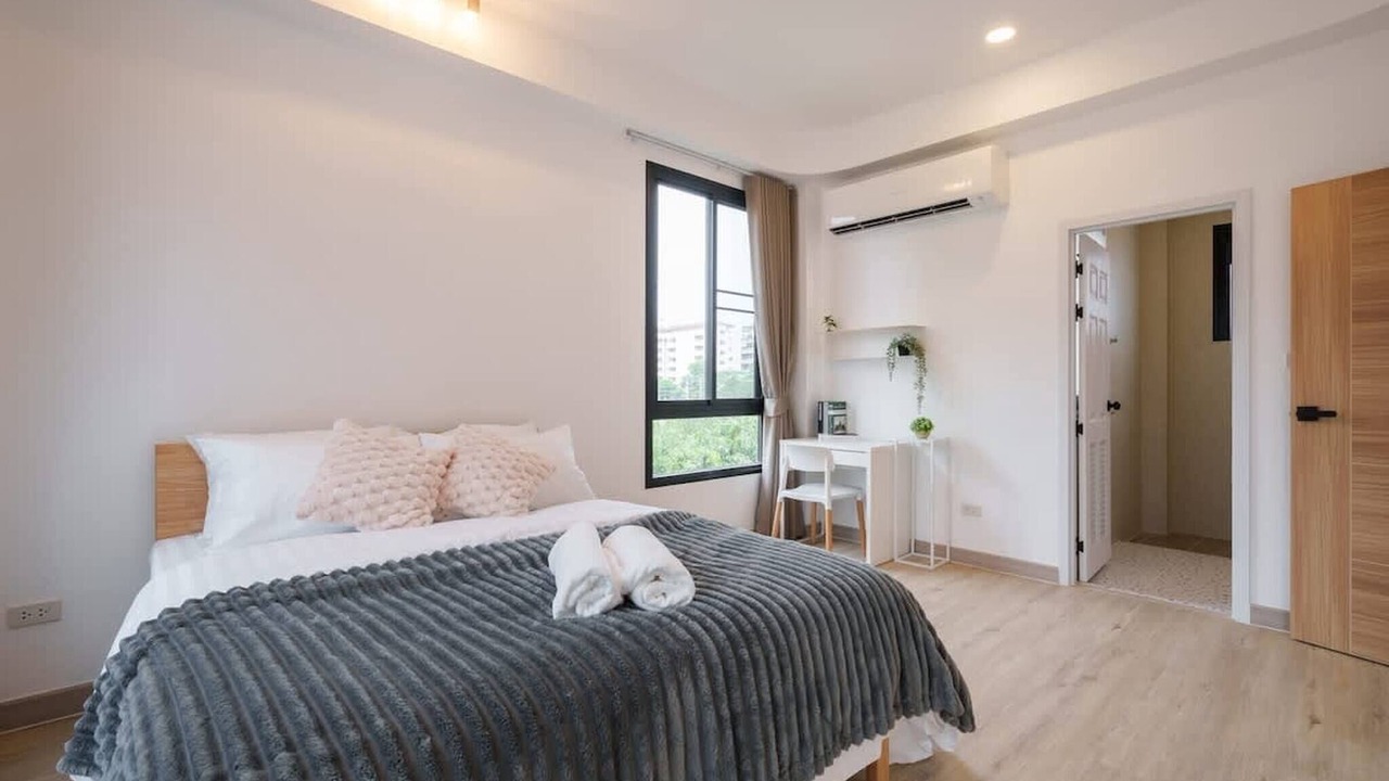 Photo of Bedroom in Khlong Tan Nuea