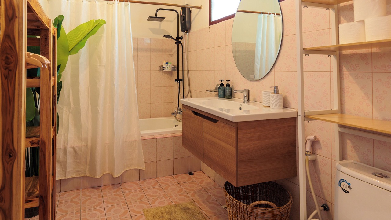 Photo of Bathroom in Wok Tum