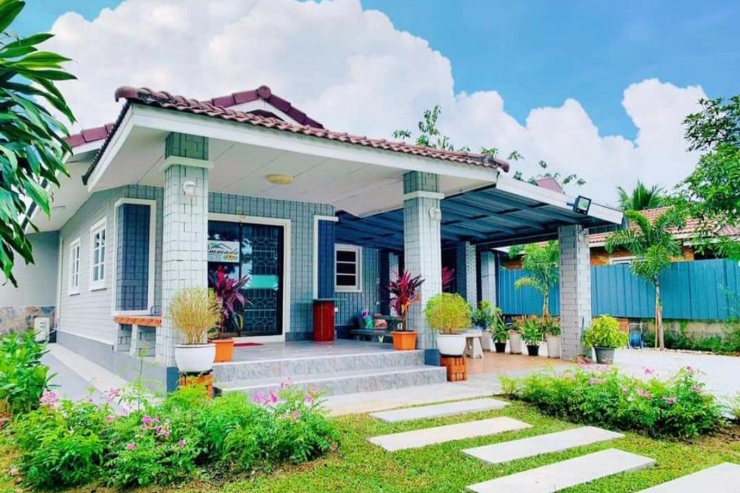 Photo of Buildings in Khanong Phra