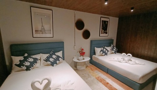 Family Room, shared bathroom (Separate Men's and Women's / Floor)