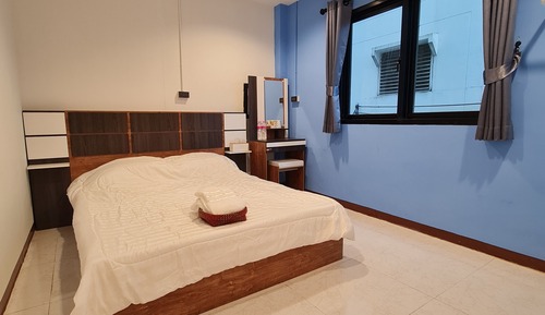 Standard Room, 1 Queen Bed with shared bathroom