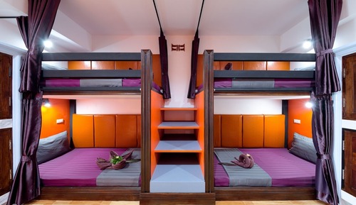 Quadruple Room, Women only