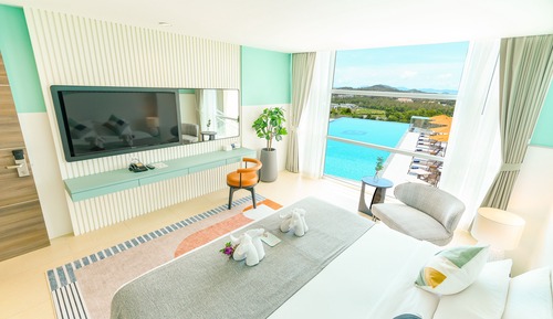 Business Room, Pool View