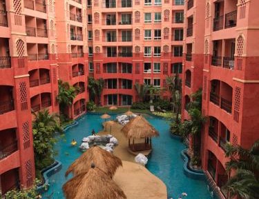 Apartment with Pool View 