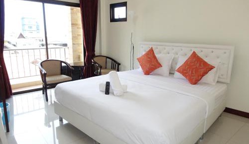 Deluxe Double Room with Partial Ocean View