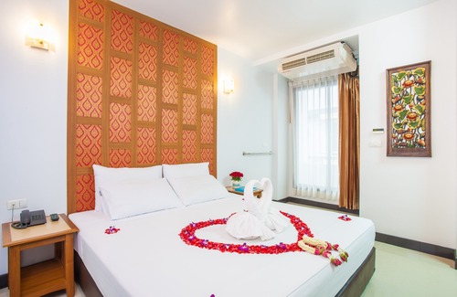 Chana Songkhram Hotel | New Siam Palace Ville (SHA Plus+)