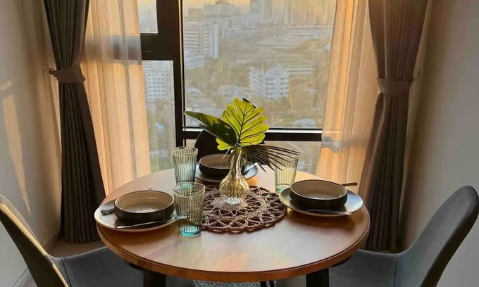 Khlong Tan Apartment | Songkran Stay-5min BTS-Full Kitchen&Sunrise